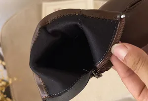 Vista detallada botines para ninas, botas marrones cortas con cremallera y forro suave.
