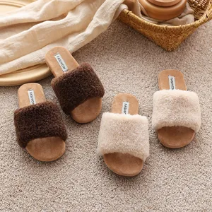 Chaussons en fausse fourrure pour femmes et filles, mules plates et douillettes interieures.