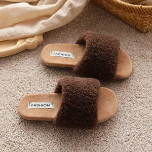 Pantoufles moelleuses marron confortables pour filles, sliders plats élégants avec dessus en peluche.