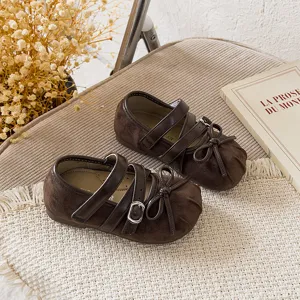 Vintage braune Kinderschuhe aus Leder mit Doppelriemen und Schleife, süßer Prinzessinnenstil.