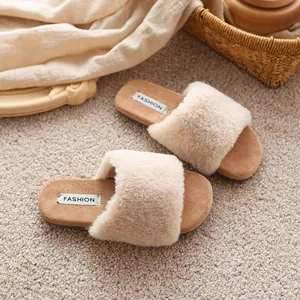 Chaussons plats en peluche douillets pour femmes, mules ouvertes moelleuses pour un usage quotidien.