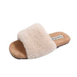 Pantoufles duveteuses beiges pour femmes, sandales plates en peluche douce pour usage quotidien.