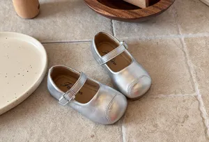 Girls silver metallic Mary Jane flat shoes, cute children shallow leather princess shoes.