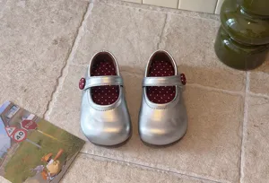 Mädchen silberne Mary Jane Schuhe Detailansicht, süße flache Leder Kinderschuhe neu.