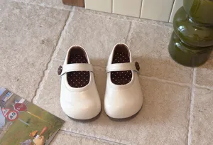 Weisse Leder Mary Jane Schuhe fuer Maedchen, weiche flache Sohle, Retro Kinderschuhe im Fruehling.