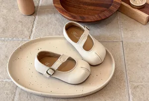 Vista detallada de zapatos Mary Jane de cuero para niñas retro con punta dividida.