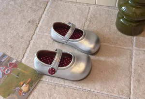 Mädchen silberne Mary Jane Schuhe Detailansicht, stilvolle flache Kinderschuhe für Frühling.