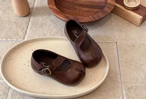 Zapatos planos Mary Jane marrones retro para niñas con diseño de punta dividida, suela suave.