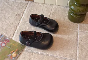 Schicke schwarze Leder Mary Jane Schuhe für Mädchen elegante Prinzessin Schuhe im Herbst.
