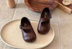 Zapatos Mary Jane retro para niños con punta dividida, planos de cuero marrón.