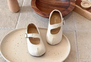 Zapatos Mary Jane de piel vintage para niña pequeña, bailarinas suaves de color crema.