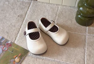 Detailansicht französischer Kinder Lederschuhe in cremeweiß, Mary Jane Ballerinas weiche Sohle.
