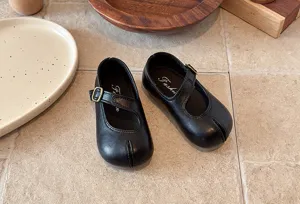Detalle zapatos Mary Jane negros para niños, diseño plano suave retro split-toe.