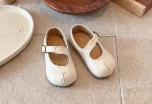 Detalles de zapatos Mary Jane beige de punta dividida para niñas, suela suave estilo retro.