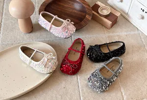Détail chaussures Mary Jane à sequins pour enfants, design nœud scintillant, semelle souple.