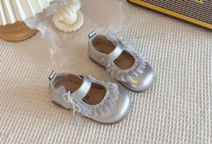 Scarpe da principessa argento da bambina stile vintage con volant in pizzo e perle.