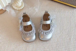 Scarpe da principessa argento per bambina con volant in pizzo, fiocco di perle e suola morbida.