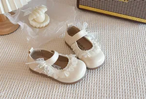 Scarpe da principessa in pelle vintage per bambine con graziosi volant in pizzo e perle eleganti.