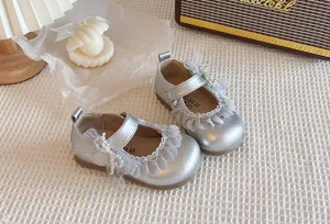 Scarpe Mary Jane in pelle argentata per bambina piccola con fiocchi di perle in pizzo morbido fondo