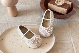 Vue détaillée de ballerines à sequins scintillants pour tout-petits avec nœud semelle douce.