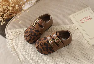 Zapatos de cuero para niños con punta dividida retro, estampado de leopardo y hebillas dobles.