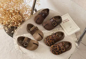 Παιδικά δερμάτινα παπούτσια με chic λεοπάρ τύπωμα και λουράκια με μεταλλική αγκράφα.