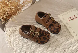Zapatos de cuero retro para niñas con estampado de leopardo y lindo diseño de hebilla Mary Jane.