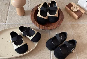 Chaussures de princesse pour enfants assorties avec bracelet en perles et semelle souple.