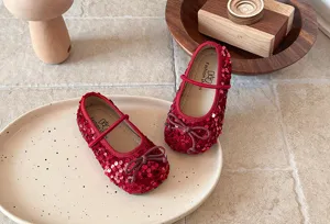 Détails des jolies chaussures plates rouges à paillettes pour filles avec nœud.