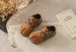 Zapatos de piel retro para niñas pequeñas con punta dividida y hebillas dobles suaves.