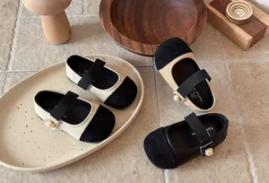 Vue détaillée des chaussures Mary Jane bicolores pour enfants avec perle et semelle souple.