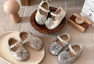 Girls pearl rhinestone princess shoes detail, soft sole flat leather shoes for kids spring.