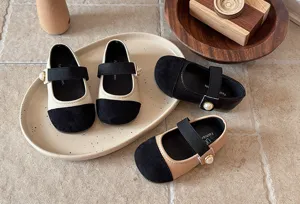 Chaussures Mary Jane de mode pour enfants avec bout contrasté, semelle souple et bride perlée.