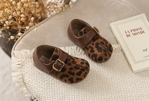 Leptomeris eikona retro paidika papoutsia me chorismeno dachtylo leopard me louri kai agrafa.