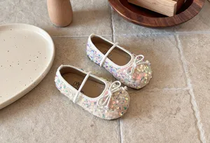 Vue détaillée de chaussures Mary Jane scintillantes à sequins pour filles avec nœud et bride.