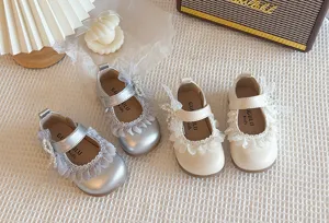 Scarpe da principessa in pelle con pizzo e fiocco per bambini suola morbida dettaglio.