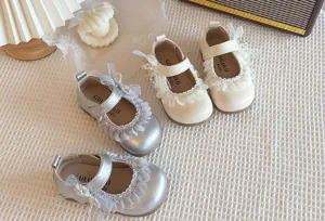Scarpe in pelle vintage per bambine con pizzo perle e suole morbide ed eleganti.