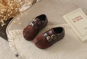 Zapatos de piel retro con punta hendida para niñas con hebillas dobles y diseño Mary Jane.