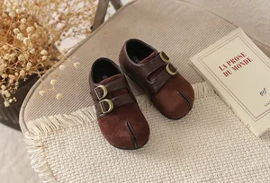 Zapatos retro para niños con punta dividida, marrón con doble hebilla y suela blanda.
