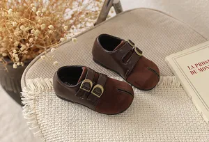 Zapatos Mary Jane retro con punta dividida para niñas, detalles de cuero marrón.