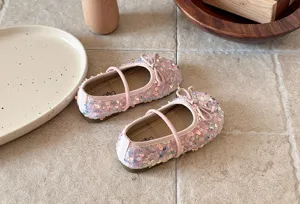 Belles chaussures Mary Jane pailletées roses pour petites filles avec un nœud et une sangle.