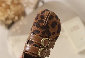 Zapatos de cuero con estampado de leopardo y punta dividida para niños con hebillas.
