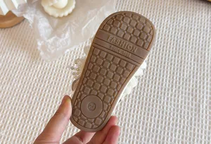 Vista inferiore dettagliata di scarpe da principessa morbide per bambine con suola antiscivolo.