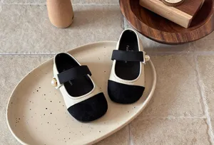 Chaussures plates Mary Jane pour tout-petit, design bicolore crème et noir avec sangle en perles.