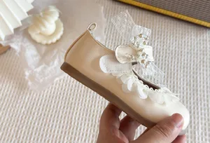 Scarpe principessa in pelle per bambina piccola con fiocco in pizzo e perle, suola morbida.