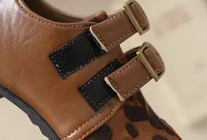 Vista detallada de zapatos de cuero retro para niñas, hebilla de doble correa zapatos de princesa.
