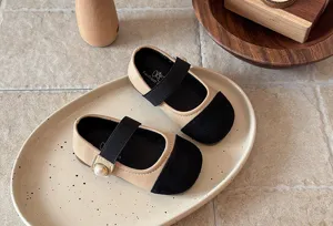 Vue détail des chaussures mary jane bicolores pour tout-petit avec bride perle.