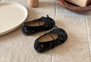 Détail chaussures plates à paillettes noires pour enfants, nœud mignon, semelle souple