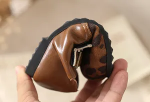 Primer plano detallado que muestra la suela blanda y flexible de los zapatos de cuero.