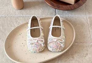 Chaussures de princesse Mary Jane à paillettes pour bébé, jolies chaussures détail.